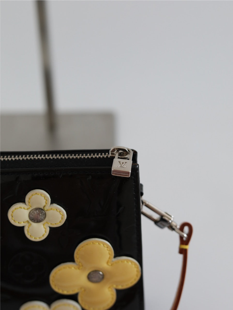 Louis Vuitton Monogramm Vernis Flower Pochette Bag Lexington M92245